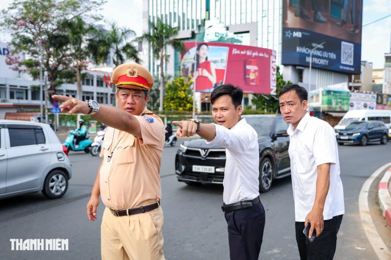 Nhiều người vẫn đi nhầm, CSGT hướng dẫn tránh kẹt ở vòng xoay Điện Biên Phủ - Ảnh 13.