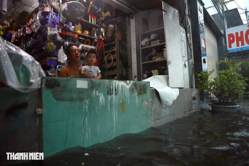 Mưa lớn ở TP.HCM: Một số tuyến đường nước ngập 1 m, kéo dài 2 tiếng - Ảnh 7.