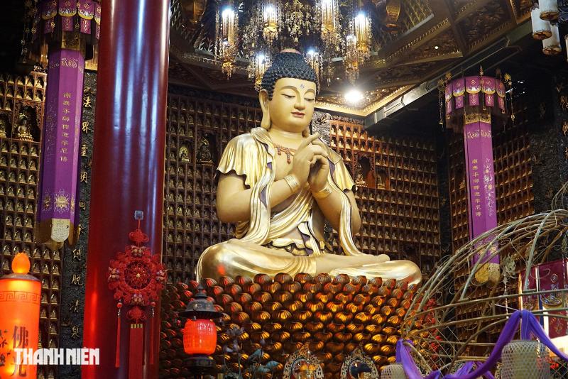 Chùa trong hẻm ở TP.HCM: Ngôi chùa người Hoa có 5 tầng lầu - Ảnh 8.