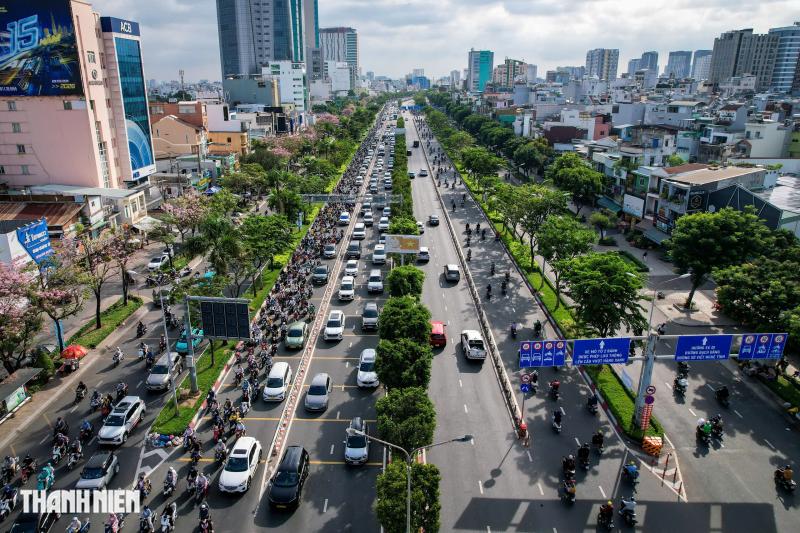 Nhiều người vẫn đi nhầm, CSGT hướng dẫn tránh kẹt ở vòng xoay Điện Biên Phủ - Ảnh 7.