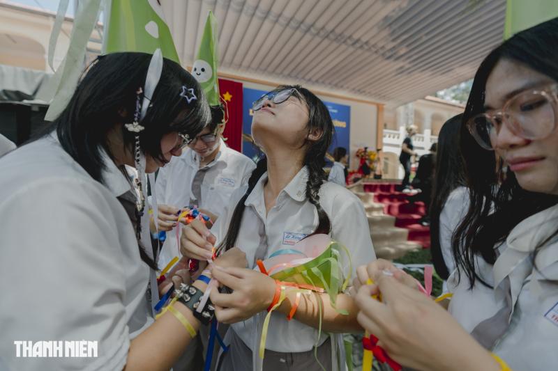 Học sinh chuyên Lê Hồng Phong 'tỏa sáng' băng qua nhiều lần cuối trong ngày chia tay - Ảnh 10.