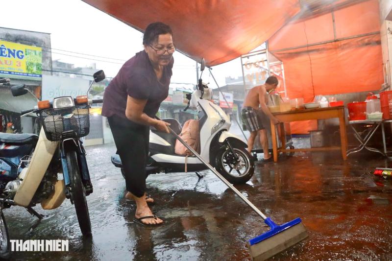 Mưa lớn ở TP.HCM: Một số tuyến đường nước ngập 1 m, kéo dài 2 tiếng - Ảnh 12.