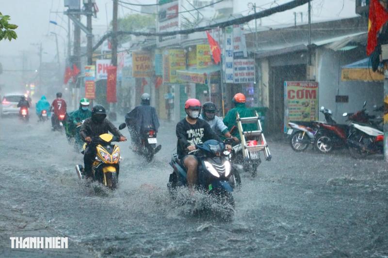 Mưa lớn ở TP.HCM: Một số tuyến đường nước ngập 1 m, kéo dài 2 tiếng - Ảnh 1.
