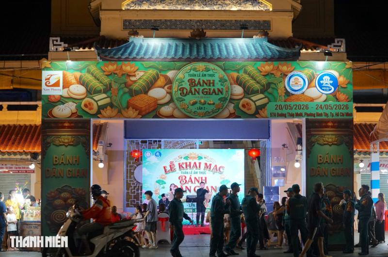 Lễ hội ẩm thực ở chợ trăm tuổi Bình Tây: Nhiều loại bánh miền Tây bắt mắt - Ảnh 1.
