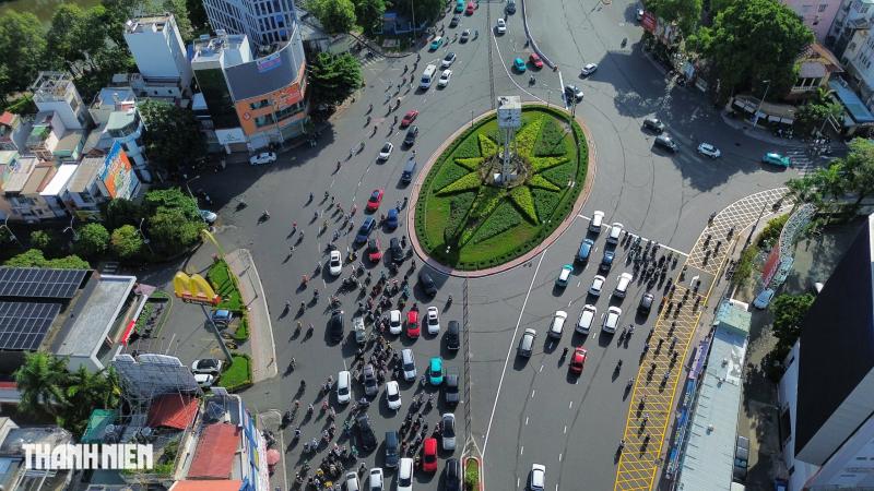 Vòng xoay Điện Biên Phủ - Nguyễn Bỉnh Khiêm: Ngày đầu chạy theo đèn, nhiều người loay hoay - Ảnh 1.