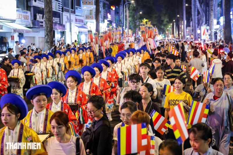 Hàng ngàn phật tử TP.HCM cung rước tượng Phật ngọc bảo tướng sơ sanh dịp Phật đản - Ảnh 3.