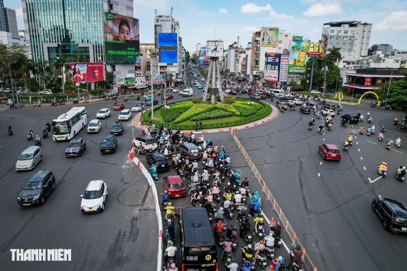 Nhiều người vẫn đi nhầm, CSGT hướng dẫn tránh kẹt ở vòng xoay Điện Biên Phủ - Ảnh 10.