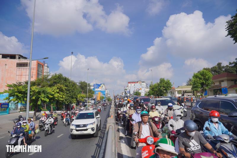 Đường Cộng Hòa đảo chiều sáng 14.5: Đỡ kẹt xe nhưng vẫn còn người leo lề - Ảnh 4.