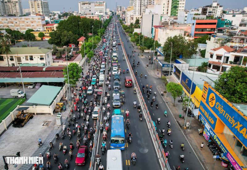 Đường Cộng Hòa đảo chiều giờ tan tầm hôm nay: Xe máy chen kín điểm nhập làn - Ảnh 1.