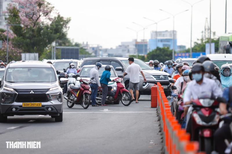 Nhiều người vẫn đi nhầm, CSGT hướng dẫn tránh kẹt ở vòng xoay Điện Biên Phủ - Ảnh 5.