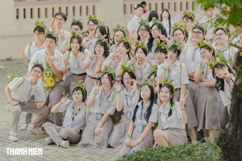 Học sinh chuyên Lê Hồng Phong 'tỏa sáng' băng qua nhiều lần cuối trong ngày chia tay - Ảnh 9.