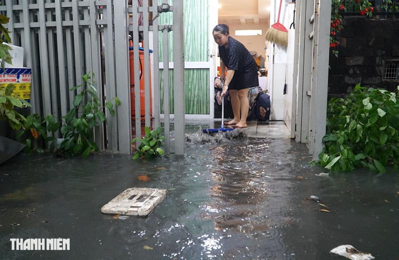 Mưa lớn ở TP.HCM: Một số tuyến đường nước ngập 1 m, kéo dài 2 tiếng - Ảnh 10.