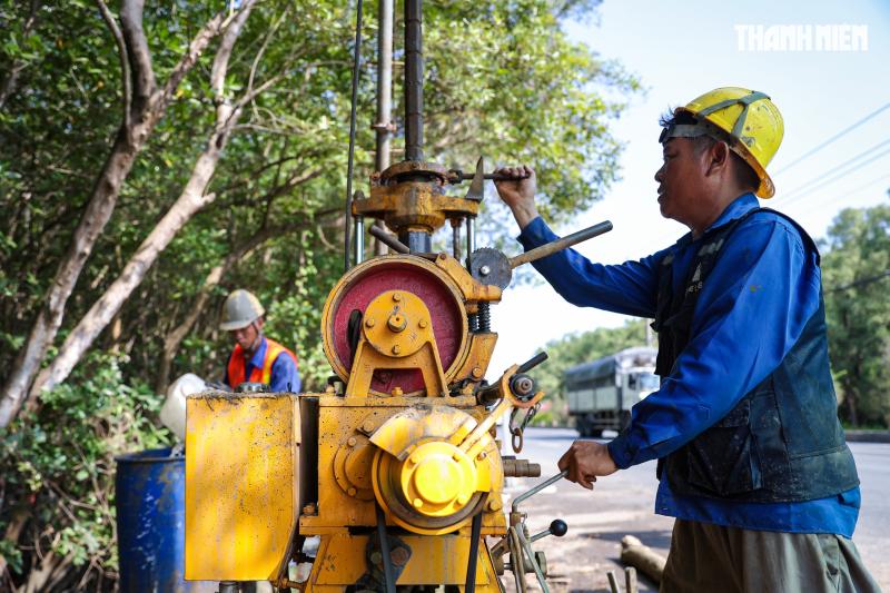 Khoan khảo sát địa chất dọc Rừng Sác chuẩn bị làm metro Bến Thành - Cần Giờ - Ảnh 3.