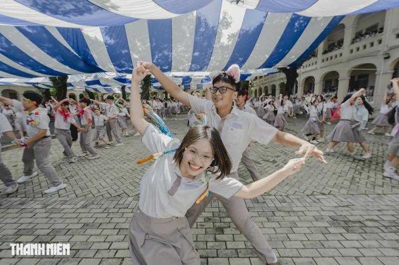 Học sinh chuyên Lê Hồng Phong 'tỏa sáng' băng qua nhiều lần cuối trong ngày chia tay - Ảnh 6.