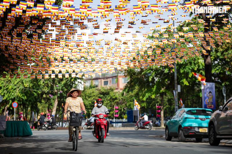 Chùa chiền, đường phố TP.HCM rực sắc cờ hoa mừng Đại lễ Phật đản 2026 - Ảnh 5.