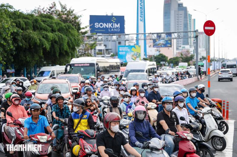 Nhiều người vẫn đi nhầm, CSGT hướng dẫn tránh kẹt ở vòng xoay Điện Biên Phủ - Ảnh 3.
