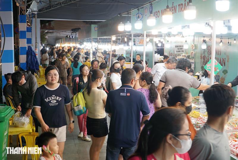 Lễ hội ẩm thực ở chợ trăm tuổi Bình Tây: Nhiều loại bánh miền Tây bắt mắt - Ảnh 2.