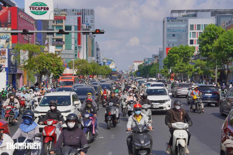 Đường Cộng Hòa đảo chiều sáng 14.5: Đỡ kẹt xe nhưng vẫn còn người leo lề - Ảnh 8.