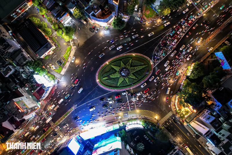 Mưa lớn giờ tan tầm, giao thông qua vòng xoay Điện Biên Phủ chiều nay thế nào? - Ảnh 6.