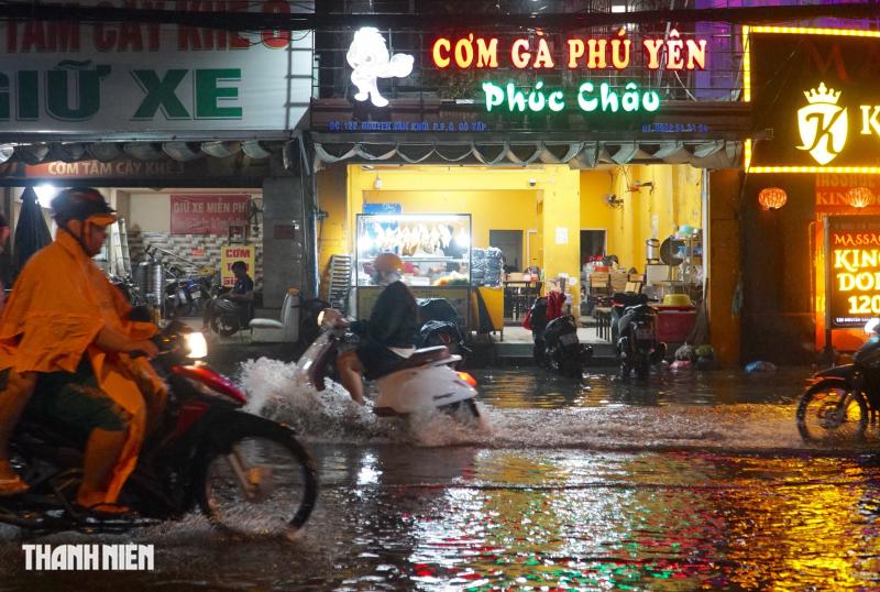 Mưa lớn cuối tuần: Đường Nguyễn Văn Khối ngập hơn 1 tiếng - Ảnh 5.