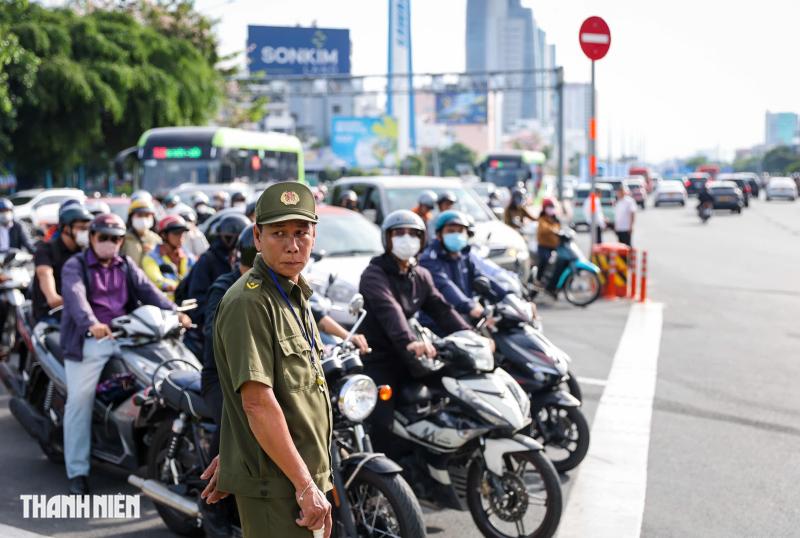 Nhiều người vẫn đi nhầm, CSGT hướng dẫn tránh kẹt ở vòng xoay Điện Biên Phủ - Ảnh 15.