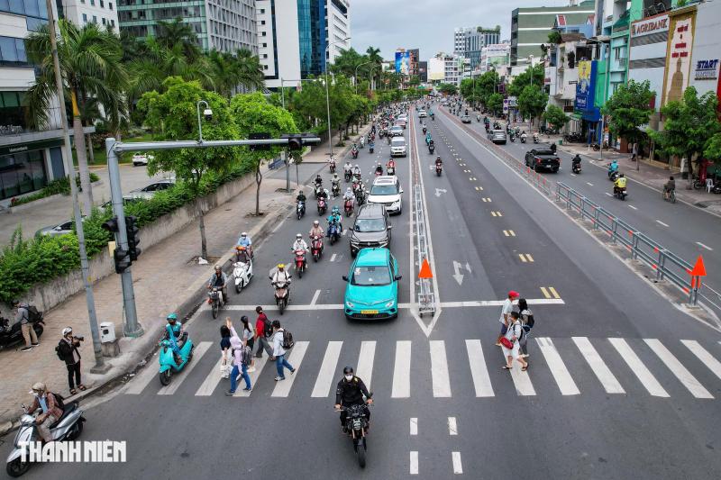 Đảo chiều đường Cộng Hòa: Mở lối sang đường, người đi bộ vẫn lo - Ảnh 4.