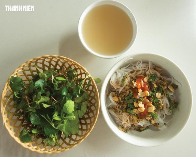 Bún hến Mai Xá: Món ngon Quảng Trị nổi tiếng vì cách trộn khác lạ- Ảnh 1.