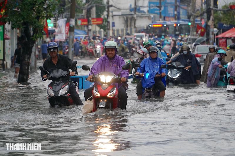 Mưa lớn ở TP.HCM: Một số tuyến đường nước ngập 1 m, kéo dài 2 tiếng - Ảnh 3.