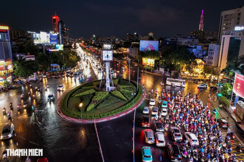 Mưa lớn giờ tan tầm, giao thông qua vòng xoay Điện Biên Phủ chiều nay thế nào? - Ảnh 1.