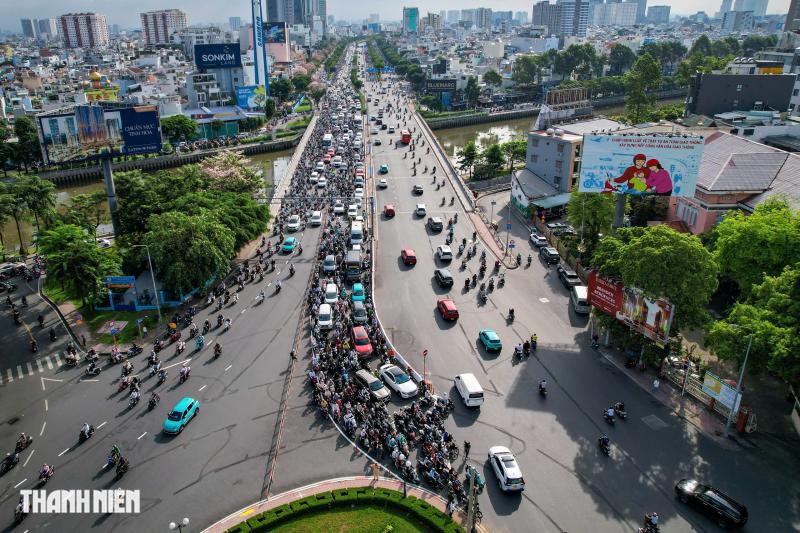 TP.HCM mở thêm làn rẽ trái ở vòng xoay Điện Biên Phủ sau nhiều ngày ùn xe- Ảnh 1.