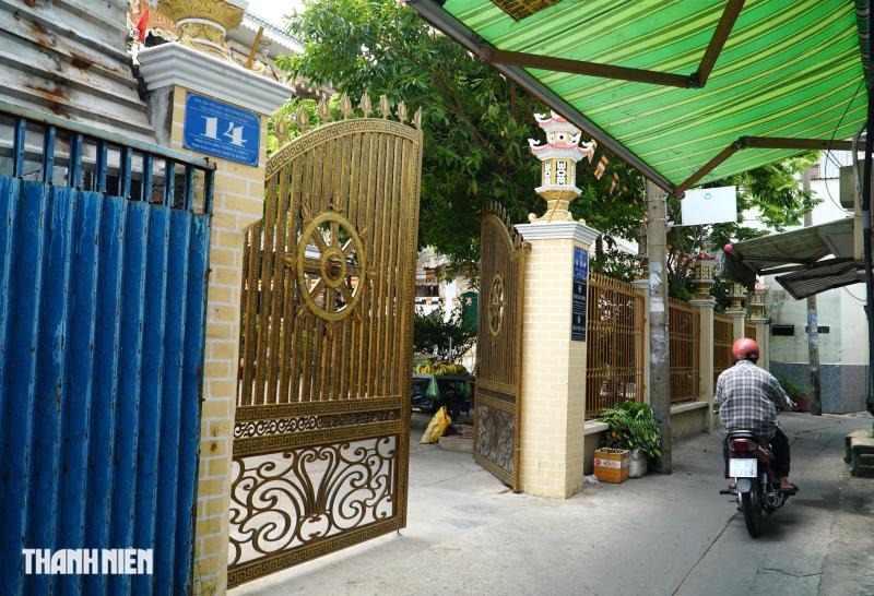 Chùa trong hẻm ở TP.HCM: Chỉ có 2 chư tăng, hàng trăm hình rồng chạm khắc - Ảnh 1.