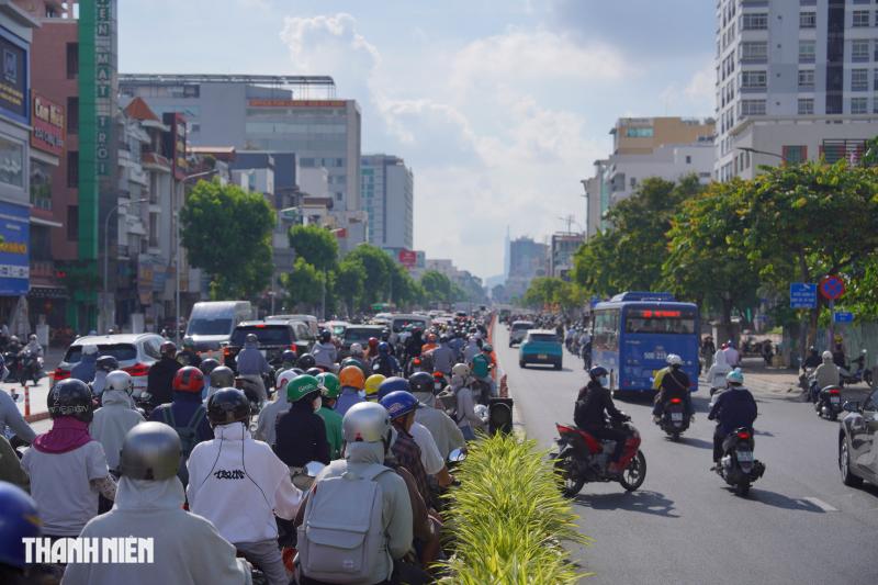 Đường Cộng Hòa đảo chiều sáng 14.5: Đỡ kẹt xe nhưng vẫn còn người leo lề - Ảnh 6.