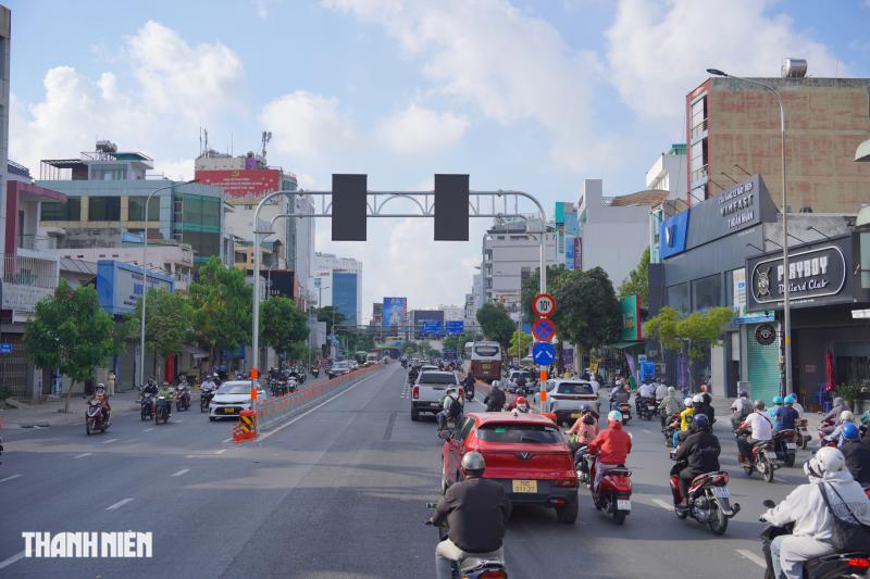 Đường Cộng Hòa đảo chiều sáng 14.5: Đỡ kẹt xe nhưng vẫn còn người leo lề - Ảnh 3.