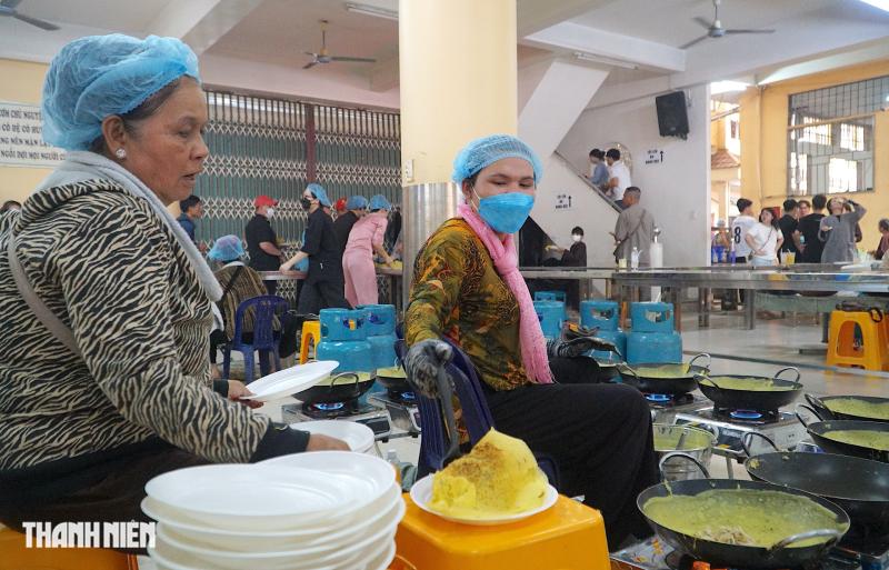 ‘Đại tiệc’ 20.000 chiếc bánh xèo chay miễn phí tại chùa Hoằng Pháp mùa Phật đản - Ảnh 6.