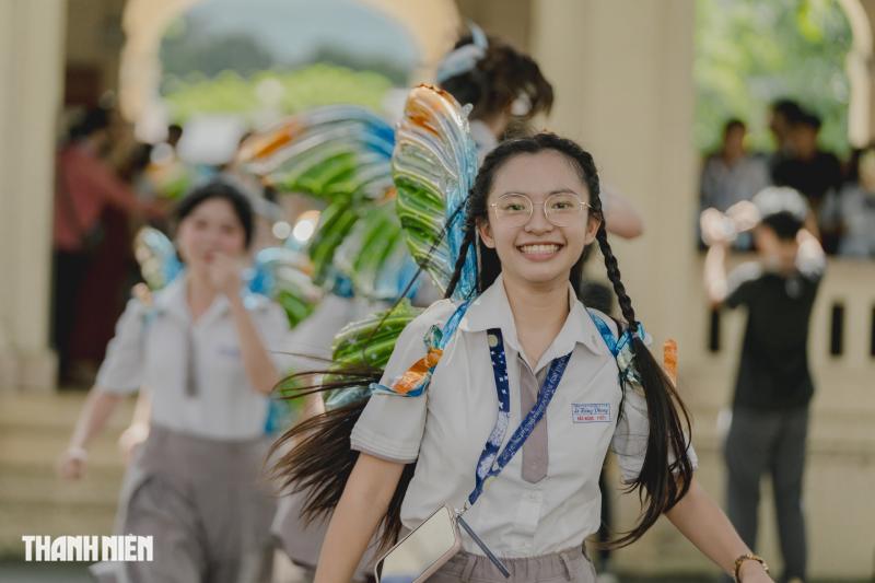 Học sinh chuyên Lê Hồng Phong 'tỏa sáng' băng qua nhiều lần cuối trong ngày chia tay - Ảnh 15.