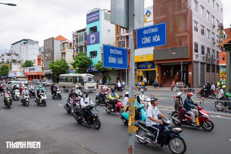 Đảo chiều đường Cộng Hòa: Mở lối sang đường, người đi bộ vẫn lo - Ảnh 8.