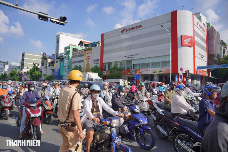 Đường Cộng Hòa đảo chiều sáng 14.5: Đỡ kẹt xe nhưng vẫn còn người leo lề - Ảnh 2.