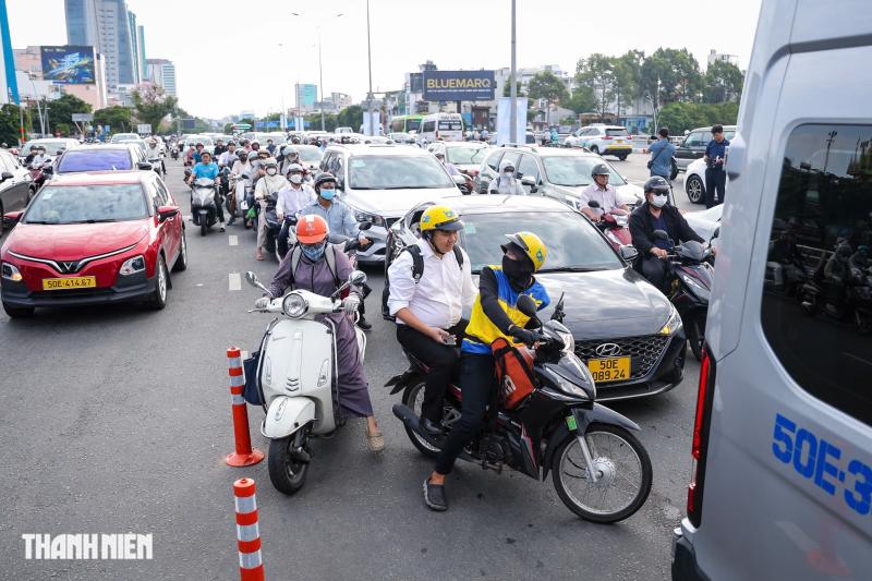 Nhiều người vẫn đi nhầm, CSGT hướng dẫn tránh kẹt ở vòng xoay Điện Biên Phủ - Ảnh 4.
