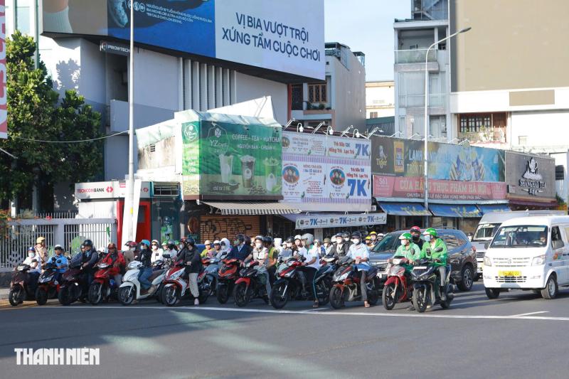 Vòng xoay Điện Biên Phủ - Nguyễn Bỉnh Khiêm: Ngày đầu chạy theo đèn, nhiều người loay hoay - Ảnh 10.