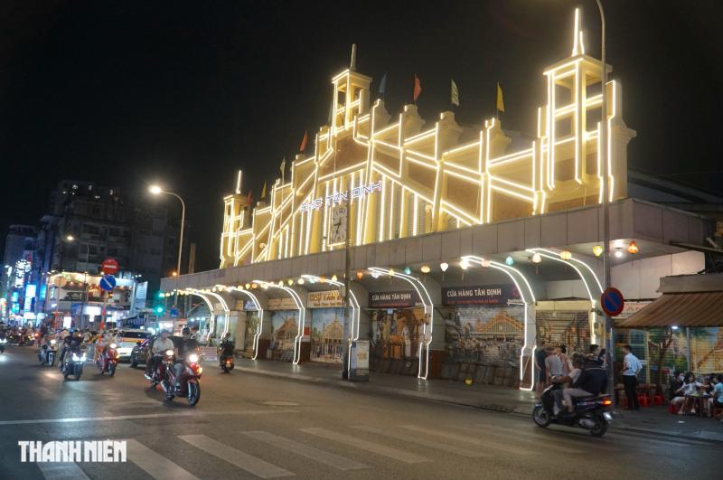 Chợ cổ 100 năm tuổi ở trung tâm TP.HCM thay áo mới bằng loạt tranh bích họa - Ảnh 11.