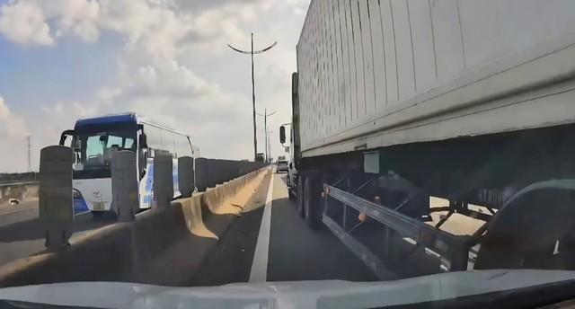 Tài xế xe đầu kéo ép xe con vào dải phân cách, gây tai nạn bỏ chạy- Ảnh 1.