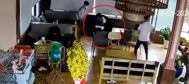 Vụ một người tử vong ở quán cà phê, công an triệu tập 11 người   - Ảnh 1.