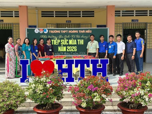 Thầy giáo làm điều này ở cổng trường thi hơn một thập kỷ  - Ảnh 4.
