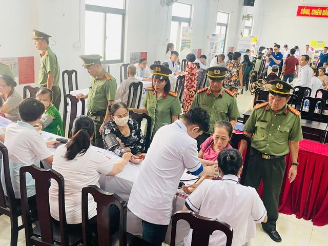 Công an Cần Thơ trao quà, khám bệnh miễn phí tại ‘xóm đạo’ Thạnh An- Ảnh 1.