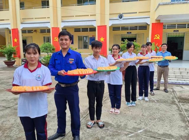 Thầy giáo làm điều này ở cổng trường thi hơn một thập kỷ  - Ảnh 1.