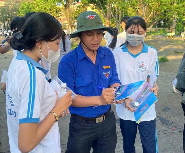 Thầy giáo làm điều này ở cổng trường thi hơn một thập kỷ  - Ảnh 2.