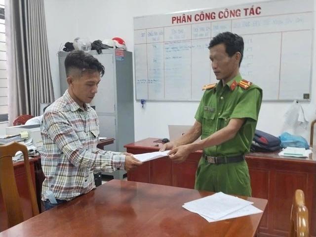 Khởi tố bị can cầm dao vào trường tiểu học chém người ở Cần Thơ - Ảnh 1.