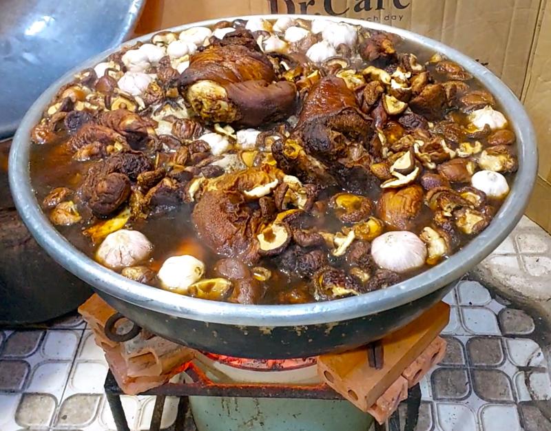 Món giò heo bắc thảo hơn nửa thế kỷ: Bí quyết ở bếp lửa chưa từng tắt - Ảnh 5.