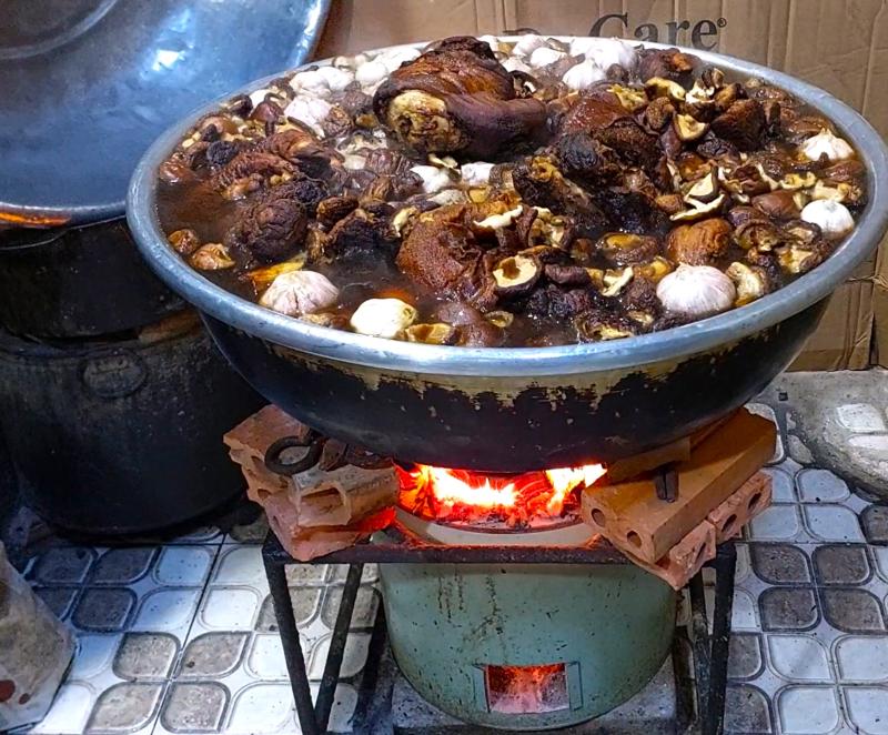 Món giò heo bắc thảo hơn nửa thế kỷ: Bí quyết ở bếp lửa chưa từng tắt - Ảnh 1.