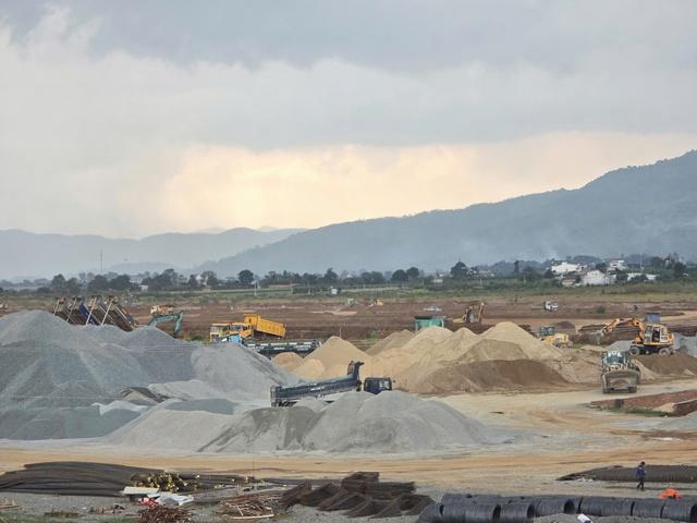 Dự án nâng cấp sân bay Liên Khương nguy cơ chậm tiến độ do thiếu vật liệu- Ảnh 2.